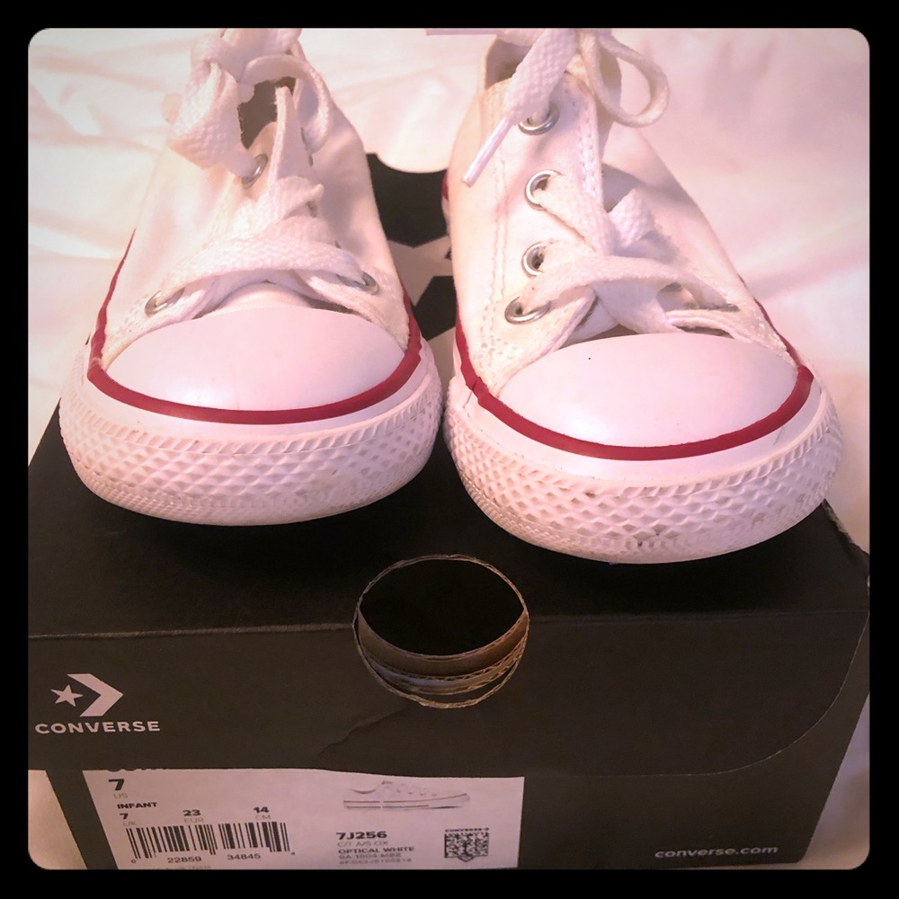 White unisex low converse, great condition
